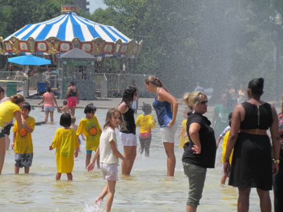 As moças batem um papo embaixo da fonte do Frog Pond, no Boston Common, o principal parque da capital de Massachusetts, nos Estados Unidos